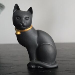 The Franklin Mint Curio Cabinet Cat – Black Basalt Matte Gold Collar (1988)